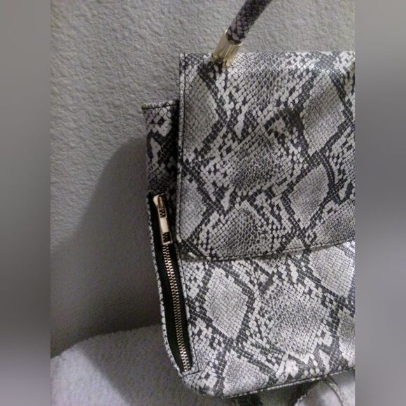 Le Chateau Black & White Snake Print Backpack - like new never used - Picture 6 of 10